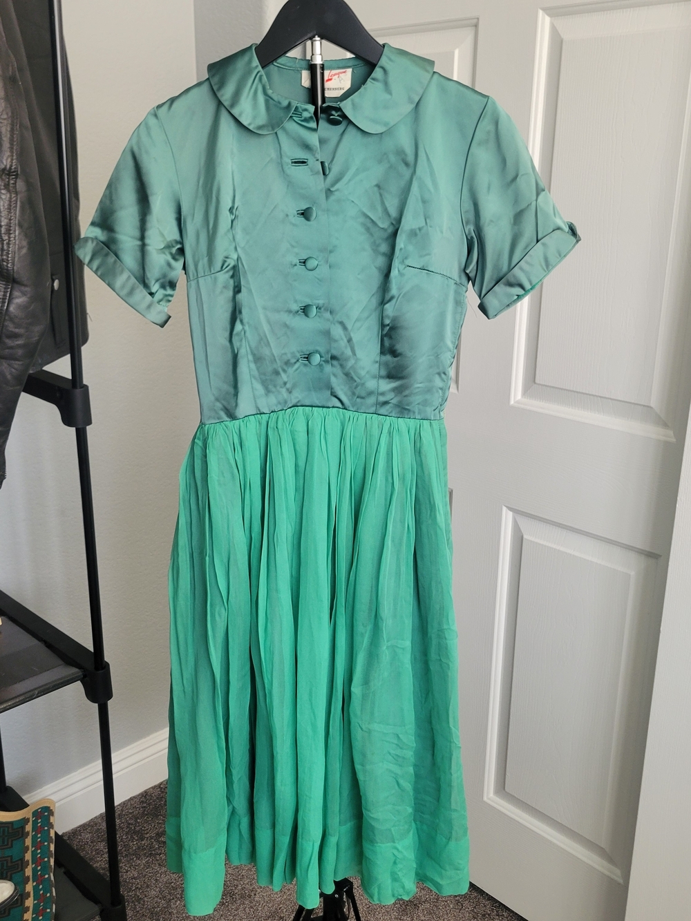 True vintage 1950s satin dress in a stunning green 💚